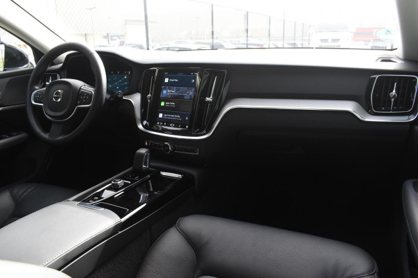 Volvo V60 T6 350PK Automaat Plug-in Hybrid Essential Bright / Navigatie / Adaptive cruise control / Leren bekleding / Achteruitrijcamera / Stuur & Stoelverwarming / Stoelverwarming achter / Trekhaak