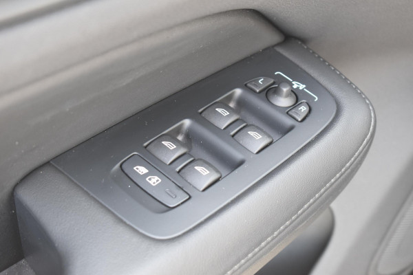 Volvo V60 T6 350PK Automaat Plug-in Hybrid Essential Bright / Navigatie / Adaptive cruise control / Leren bekleding / Achteruitrijcamera / Stuur & Stoelverwarming / Stoelverwarming achter / Trekhaak