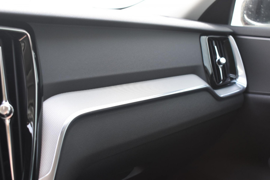 Volvo V60 T6 350PK Automaat Plug-in Hybrid Essential Bright / Navigatie / Adaptive cruise control / Leren bekleding / Achteruitrijcamera / Stuur & Stoelverwarming / Stoelverwarming achter / Trekhaak