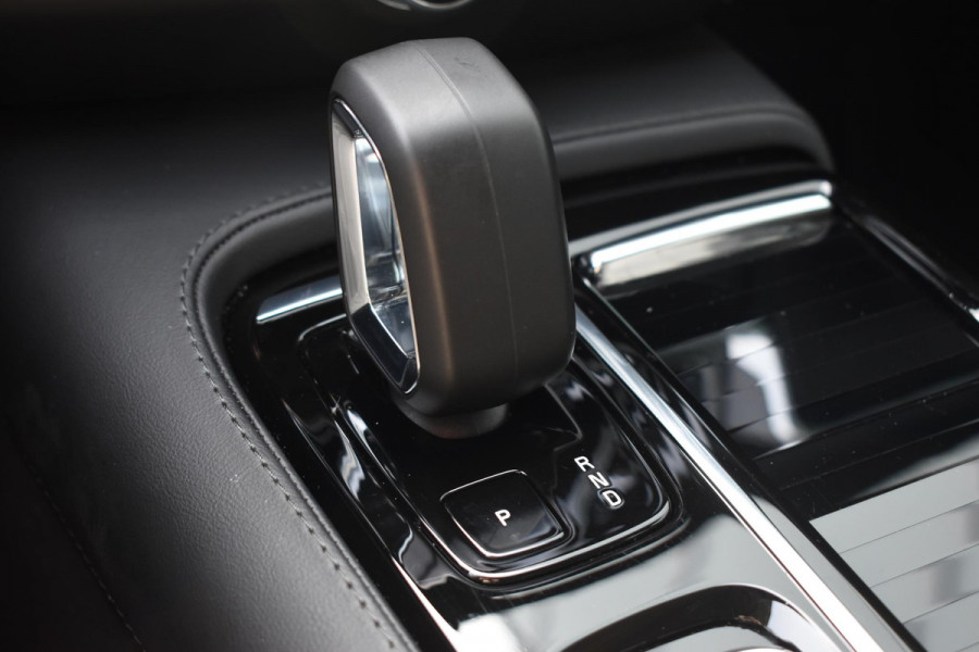 Volvo V60 T6 350PK Automaat Plug-in Hybrid Essential Bright / Navigatie / Adaptive cruise control / Leren bekleding / Achteruitrijcamera / Stuur & Stoelverwarming / Stoelverwarming achter / Trekhaak