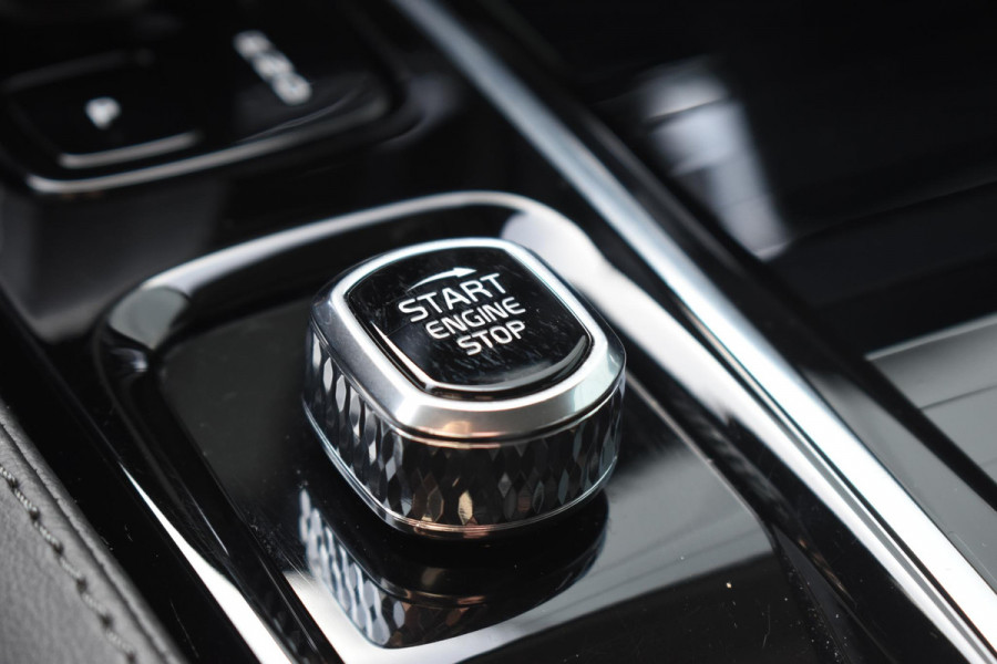Volvo V60 T6 350PK Automaat Plug-in Hybrid Essential Bright / Navigatie / Adaptive cruise control / Leren bekleding / Achteruitrijcamera / Stuur & Stoelverwarming / Stoelverwarming achter / Trekhaak