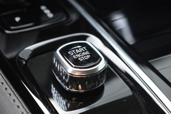 Volvo V60 T6 350PK Automaat Plug-in Hybrid Essential Bright / Navigatie / Adaptive cruise control / Leren bekleding / Achteruitrijcamera / Stuur & Stoelverwarming / Stoelverwarming achter / Trekhaak