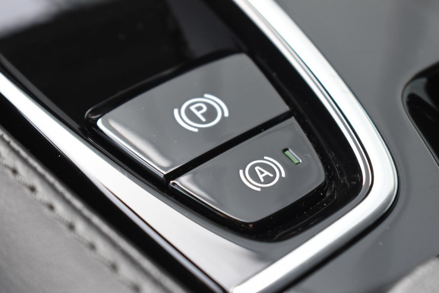 Volvo V60 T6 350PK Automaat Plug-in Hybrid Essential Bright / Navigatie / Adaptive cruise control / Leren bekleding / Achteruitrijcamera / Stuur & Stoelverwarming / Stoelverwarming achter / Trekhaak