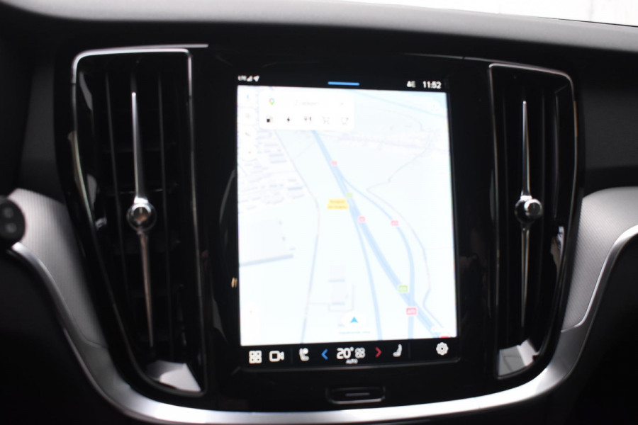 Volvo V60 T6 350PK Automaat Plug-in Hybrid Essential Bright / Navigatie / Adaptive cruise control / Leren bekleding / Achteruitrijcamera / Stuur & Stoelverwarming / Stoelverwarming achter / Trekhaak