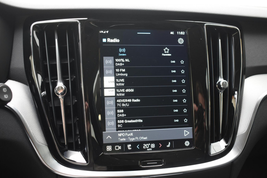 Volvo V60 T6 350PK Automaat Plug-in Hybrid Essential Bright / Navigatie / Adaptive cruise control / Leren bekleding / Achteruitrijcamera / Stuur & Stoelverwarming / Stoelverwarming achter / Trekhaak