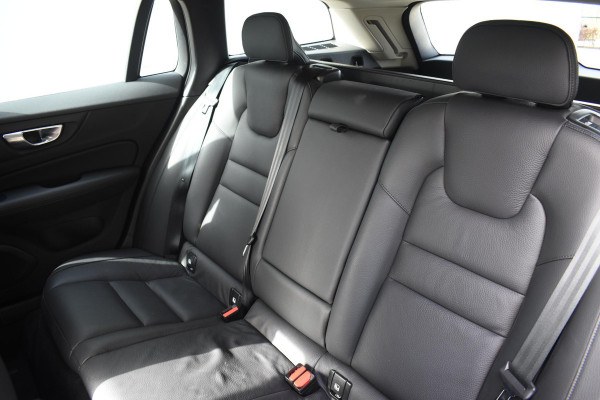 Volvo V60 T6 350PK Automaat Plug-in Hybrid Essential Bright / Navigatie / Adaptive cruise control / Leren bekleding / Achteruitrijcamera / Stuur & Stoelverwarming / Stoelverwarming achter / Trekhaak