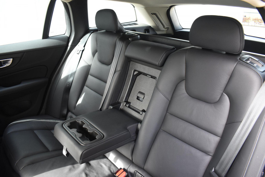 Volvo V60 T6 350PK Automaat Plug-in Hybrid Essential Bright / Navigatie / Adaptive cruise control / Leren bekleding / Achteruitrijcamera / Stuur & Stoelverwarming / Stoelverwarming achter / Trekhaak
