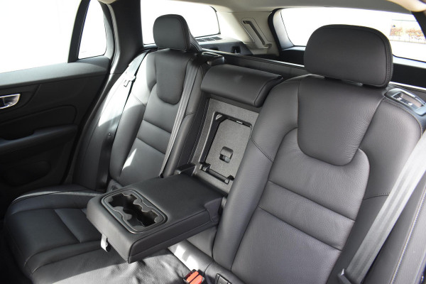 Volvo V60 T6 350PK Automaat Plug-in Hybrid Essential Bright / Navigatie / Adaptive cruise control / Leren bekleding / Achteruitrijcamera / Stuur & Stoelverwarming / Stoelverwarming achter / Trekhaak