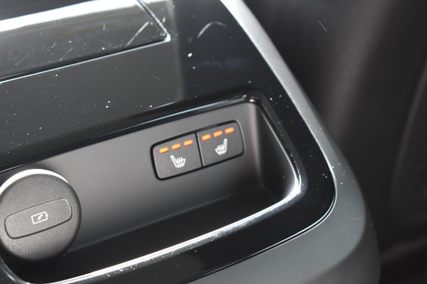 Volvo V60 T6 350PK Automaat Plug-in Hybrid Essential Bright / Navigatie / Adaptive cruise control / Leren bekleding / Achteruitrijcamera / Stuur & Stoelverwarming / Stoelverwarming achter / Trekhaak