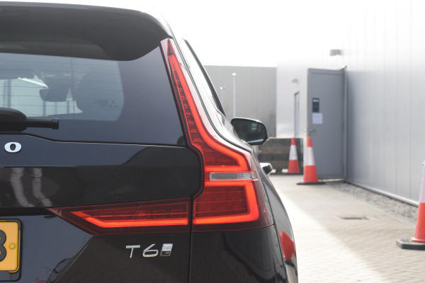 Volvo V60 T6 350PK Automaat Plug-in Hybrid Essential Bright / Navigatie / Adaptive cruise control / Leren bekleding / Achteruitrijcamera / Stuur & Stoelverwarming / Stoelverwarming achter / Trekhaak