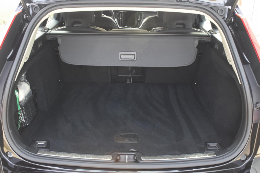 Volvo V60 T6 350PK Automaat Plug-in Hybrid Essential Bright / Navigatie / Adaptive cruise control / Leren bekleding / Achteruitrijcamera / Stuur & Stoelverwarming / Stoelverwarming achter / Trekhaak