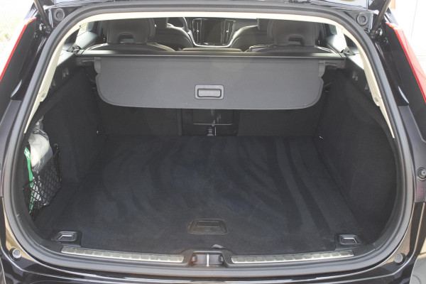 Volvo V60 T6 350PK Automaat Plug-in Hybrid Essential Bright / Navigatie / Adaptive cruise control / Leren bekleding / Achteruitrijcamera / Stuur & Stoelverwarming / Stoelverwarming achter / Trekhaak