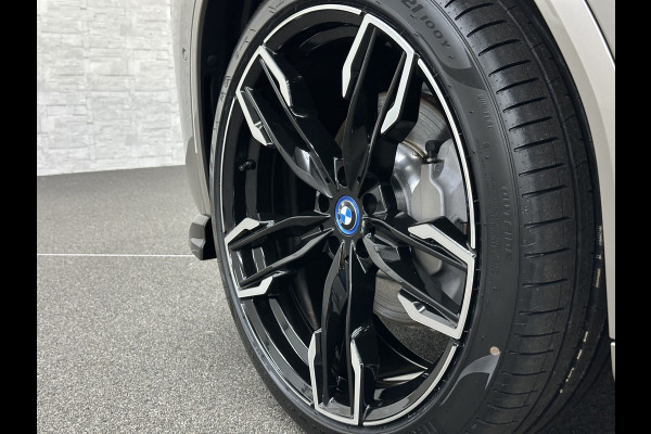BMW iX3 M-Sport 80 kWh | Panorama | 360 Camera | ACC | Leder | 99% SOH | Head-Up | Keyless-Entry | Harman-Kardon | Memory | Dodehoek | 3-Zone Clima | Sfeerverlichting | Carplay | ISO-Glas | Draadloos Laden | Bovag Garantie |