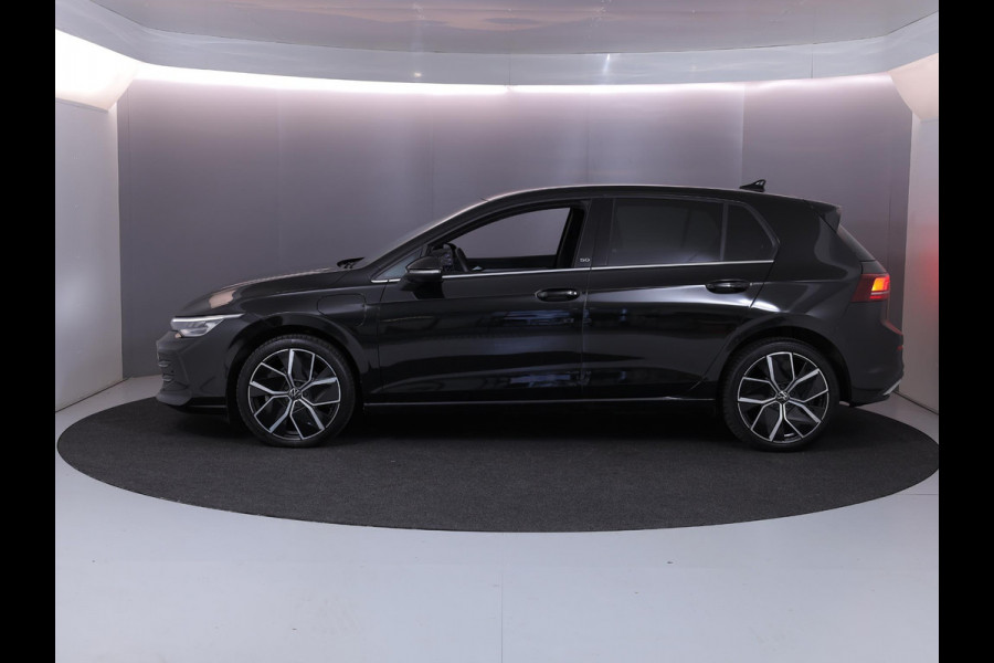 Volkswagen Golf 1.5 eHybrid 50 Edition 204 pk Automaat (DSG) | Verlengde garantie | Navigatie | Parkeersensoren | Achteruitrijcamera | Adaptieve cruise control | Stoelverwarming |