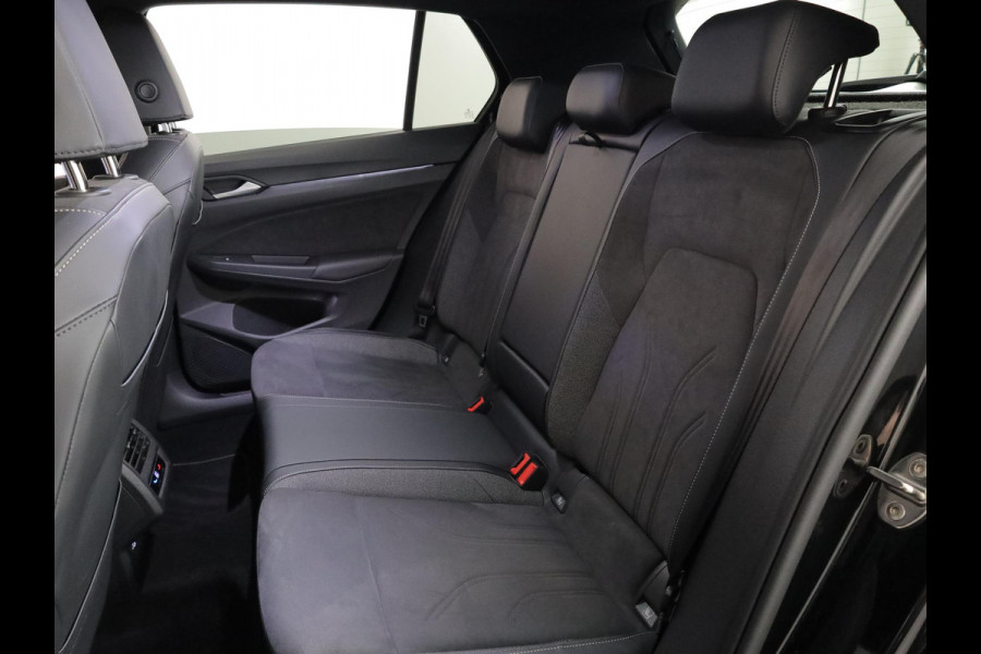 Volkswagen Golf 1.5 eHybrid 50 Edition 204 pk Automaat (DSG) | Verlengde garantie | Navigatie | Parkeersensoren | Achteruitrijcamera | Adaptieve cruise control | Stoelverwarming |