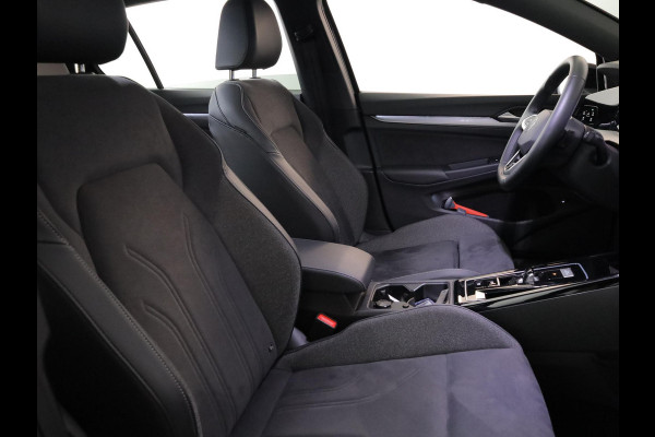 Volkswagen Golf 1.5 eHybrid 50 Edition 204 pk Automaat (DSG) | Verlengde garantie | Navigatie | Parkeersensoren | Achteruitrijcamera | Adaptieve cruise control | Stoelverwarming |