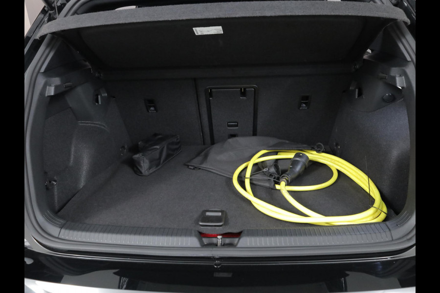Volkswagen Golf 1.5 eHybrid 50 Edition 204 pk Automaat (DSG) | Verlengde garantie | Navigatie | Parkeersensoren | Achteruitrijcamera | Adaptieve cruise control | Stoelverwarming |