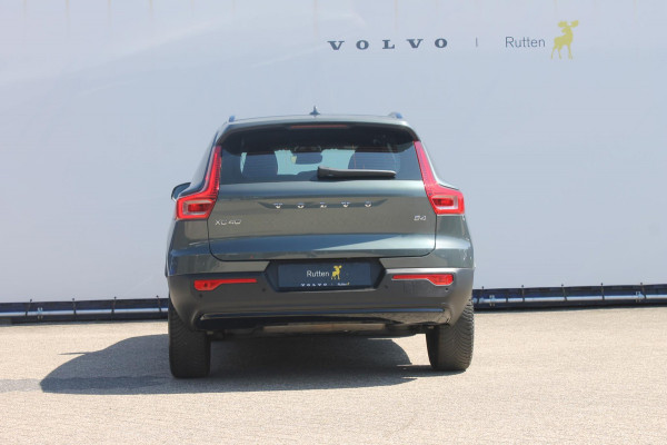 Volvo XC40 B4 211PK Automaat Plus Dark Semi elektrisch wegklapbare trekhaak / Verwarmbare voorruit / Google infotainment / Elektrisch bedienbare bestuurdersstoel met geheugen