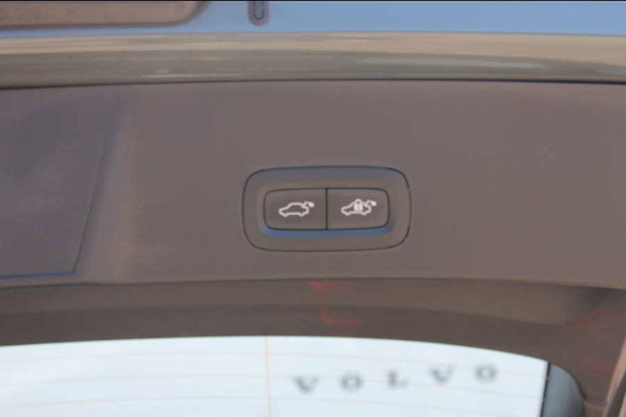 Volvo XC40 B4 211PK Automaat Plus Dark Semi elektrisch wegklapbare trekhaak / Verwarmbare voorruit / Google infotainment / Elektrisch bedienbare bestuurdersstoel met geheugen