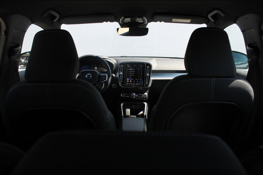 Volvo XC40 B4 211PK Automaat Plus Dark Semi elektrisch wegklapbare trekhaak / Verwarmbare voorruit / Google infotainment / Elektrisch bedienbare bestuurdersstoel met geheugen