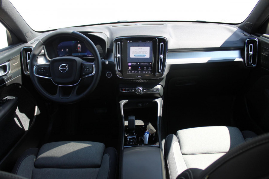 Volvo XC40 B4 211PK Automaat Plus Dark Semi elektrisch wegklapbare trekhaak / Verwarmbare voorruit / Google infotainment / Elektrisch bedienbare bestuurdersstoel met geheugen