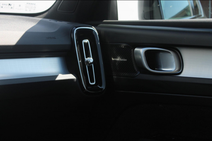 Volvo XC40 B4 211PK Automaat Plus Dark Semi elektrisch wegklapbare trekhaak / Verwarmbare voorruit / Google infotainment / Elektrisch bedienbare bestuurdersstoel met geheugen
