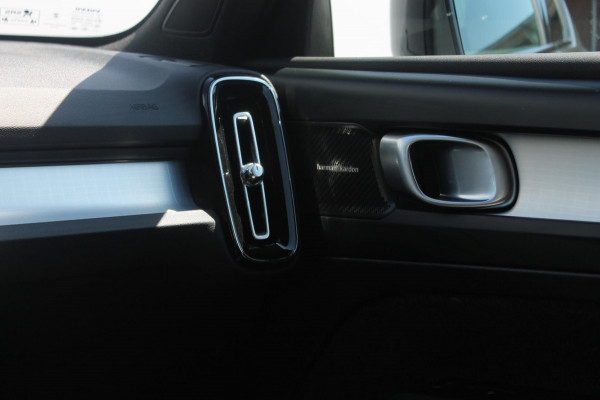 Volvo XC40 B4 211PK Automaat Plus Dark Semi elektrisch wegklapbare trekhaak / Verwarmbare voorruit / Google infotainment / Elektrisch bedienbare bestuurdersstoel met geheugen