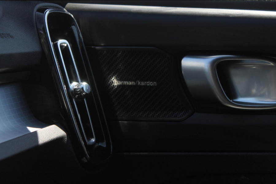 Volvo XC40 B4 211PK Automaat Plus Dark Semi elektrisch wegklapbare trekhaak / Verwarmbare voorruit / Google infotainment / Elektrisch bedienbare bestuurdersstoel met geheugen