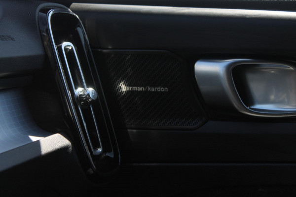 Volvo XC40 B4 211PK Automaat Plus Dark Semi elektrisch wegklapbare trekhaak / Verwarmbare voorruit / Google infotainment / Elektrisch bedienbare bestuurdersstoel met geheugen