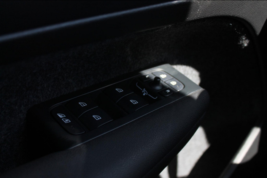 Volvo XC40 B4 211PK Automaat Plus Dark Semi elektrisch wegklapbare trekhaak / Verwarmbare voorruit / Google infotainment / Elektrisch bedienbare bestuurdersstoel met geheugen