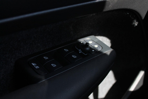 Volvo XC40 B4 211PK Automaat Plus Dark Semi elektrisch wegklapbare trekhaak / Verwarmbare voorruit / Google infotainment / Elektrisch bedienbare bestuurdersstoel met geheugen