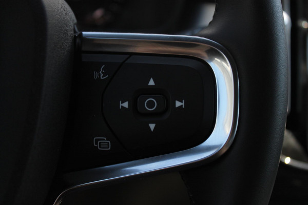 Volvo XC40 B4 211PK Automaat Plus Dark Semi elektrisch wegklapbare trekhaak / Verwarmbare voorruit / Google infotainment / Elektrisch bedienbare bestuurdersstoel met geheugen