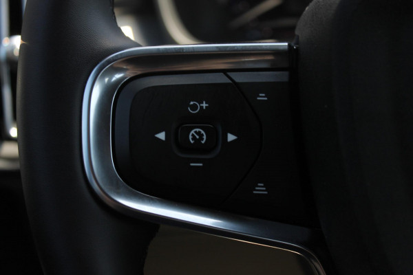 Volvo XC40 B4 211PK Automaat Plus Dark Semi elektrisch wegklapbare trekhaak / Verwarmbare voorruit / Google infotainment / Elektrisch bedienbare bestuurdersstoel met geheugen