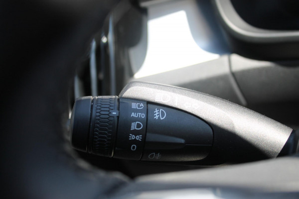 Volvo XC40 B4 211PK Automaat Plus Dark Semi elektrisch wegklapbare trekhaak / Verwarmbare voorruit / Google infotainment / Elektrisch bedienbare bestuurdersstoel met geheugen