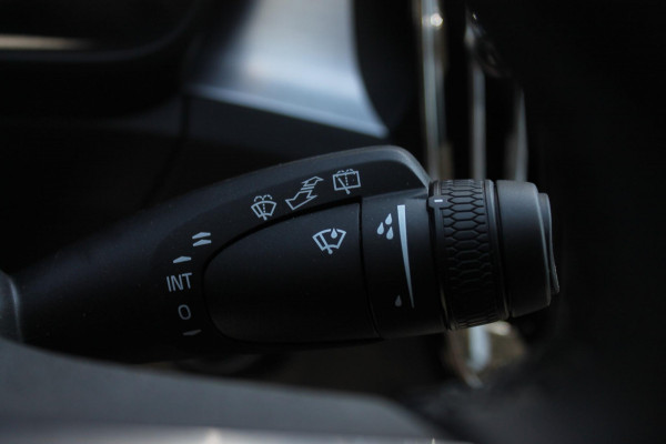 Volvo XC40 B4 211PK Automaat Plus Dark Semi elektrisch wegklapbare trekhaak / Verwarmbare voorruit / Google infotainment / Elektrisch bedienbare bestuurdersstoel met geheugen
