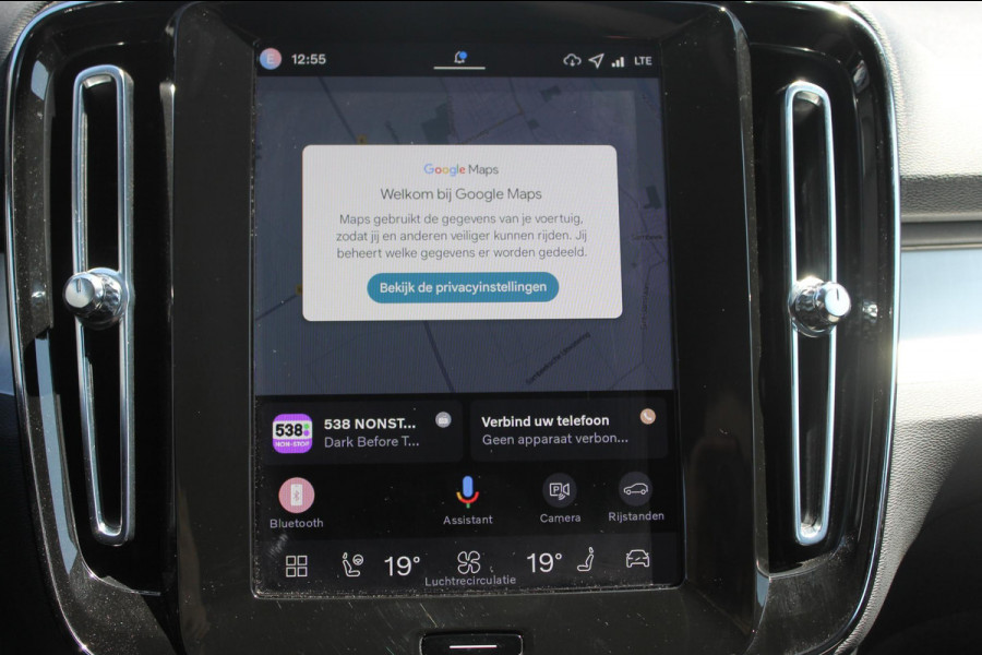Volvo XC40 B4 211PK Automaat Plus Dark Semi elektrisch wegklapbare trekhaak / Verwarmbare voorruit / Google infotainment / Elektrisch bedienbare bestuurdersstoel met geheugen