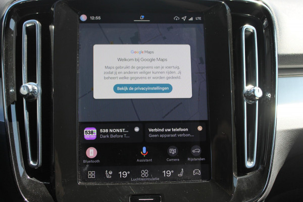 Volvo XC40 B4 211PK Automaat Plus Dark Semi elektrisch wegklapbare trekhaak / Verwarmbare voorruit / Google infotainment / Elektrisch bedienbare bestuurdersstoel met geheugen