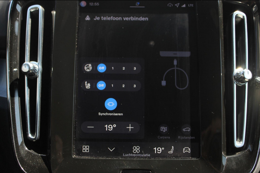 Volvo XC40 B4 211PK Automaat Plus Dark Semi elektrisch wegklapbare trekhaak / Verwarmbare voorruit / Google infotainment / Elektrisch bedienbare bestuurdersstoel met geheugen