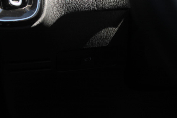 Volvo XC40 B4 211PK Automaat Plus Dark Semi elektrisch wegklapbare trekhaak / Verwarmbare voorruit / Google infotainment / Elektrisch bedienbare bestuurdersstoel met geheugen