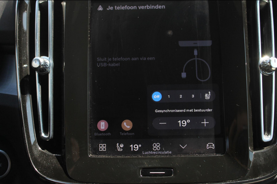 Volvo XC40 B4 211PK Automaat Plus Dark Semi elektrisch wegklapbare trekhaak / Verwarmbare voorruit / Google infotainment / Elektrisch bedienbare bestuurdersstoel met geheugen
