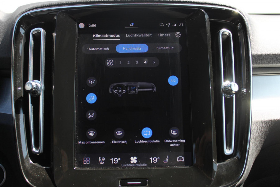 Volvo XC40 B4 211PK Automaat Plus Dark Semi elektrisch wegklapbare trekhaak / Verwarmbare voorruit / Google infotainment / Elektrisch bedienbare bestuurdersstoel met geheugen