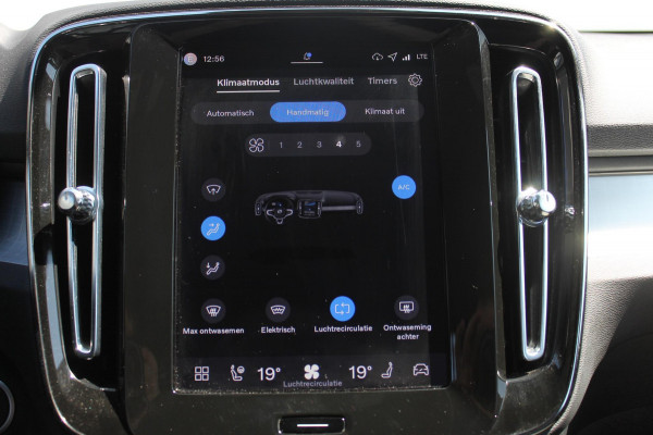 Volvo XC40 B4 211PK Automaat Plus Dark Semi elektrisch wegklapbare trekhaak / Verwarmbare voorruit / Google infotainment / Elektrisch bedienbare bestuurdersstoel met geheugen