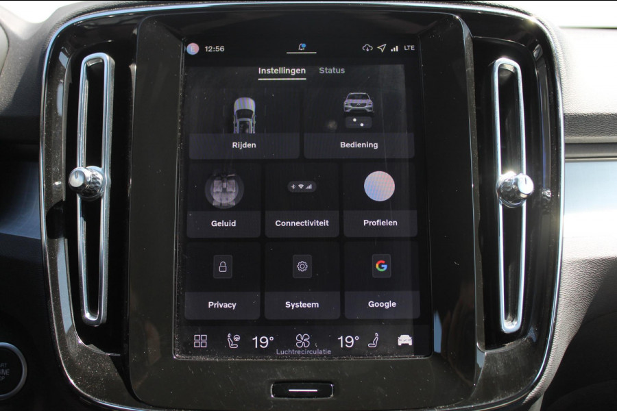 Volvo XC40 B4 211PK Automaat Plus Dark Semi elektrisch wegklapbare trekhaak / Verwarmbare voorruit / Google infotainment / Elektrisch bedienbare bestuurdersstoel met geheugen
