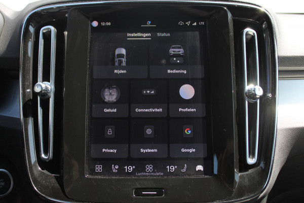 Volvo XC40 B4 211PK Automaat Plus Dark Semi elektrisch wegklapbare trekhaak / Verwarmbare voorruit / Google infotainment / Elektrisch bedienbare bestuurdersstoel met geheugen