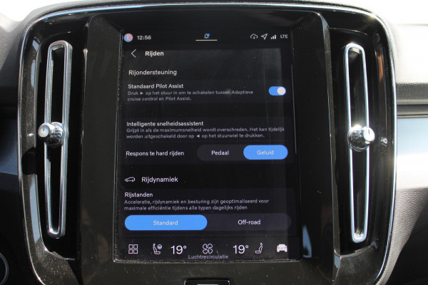 Volvo XC40 B4 211PK Automaat Plus Dark Semi elektrisch wegklapbare trekhaak / Verwarmbare voorruit / Google infotainment / Elektrisch bedienbare bestuurdersstoel met geheugen