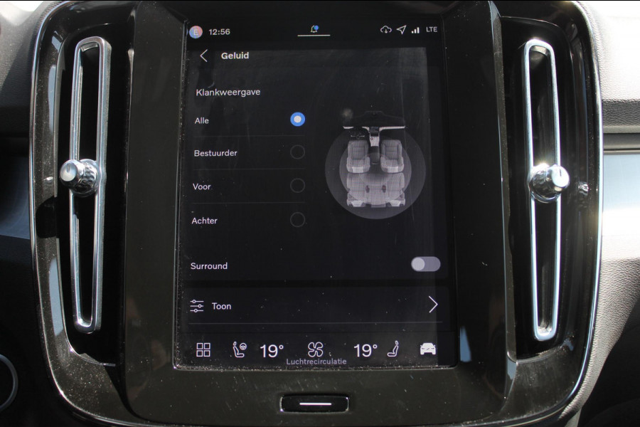 Volvo XC40 B4 211PK Automaat Plus Dark Semi elektrisch wegklapbare trekhaak / Verwarmbare voorruit / Google infotainment / Elektrisch bedienbare bestuurdersstoel met geheugen