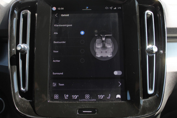 Volvo XC40 B4 211PK Automaat Plus Dark Semi elektrisch wegklapbare trekhaak / Verwarmbare voorruit / Google infotainment / Elektrisch bedienbare bestuurdersstoel met geheugen