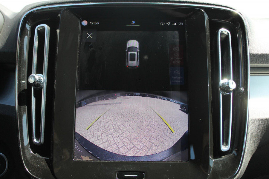 Volvo XC40 B4 211PK Automaat Plus Dark Semi elektrisch wegklapbare trekhaak / Verwarmbare voorruit / Google infotainment / Elektrisch bedienbare bestuurdersstoel met geheugen