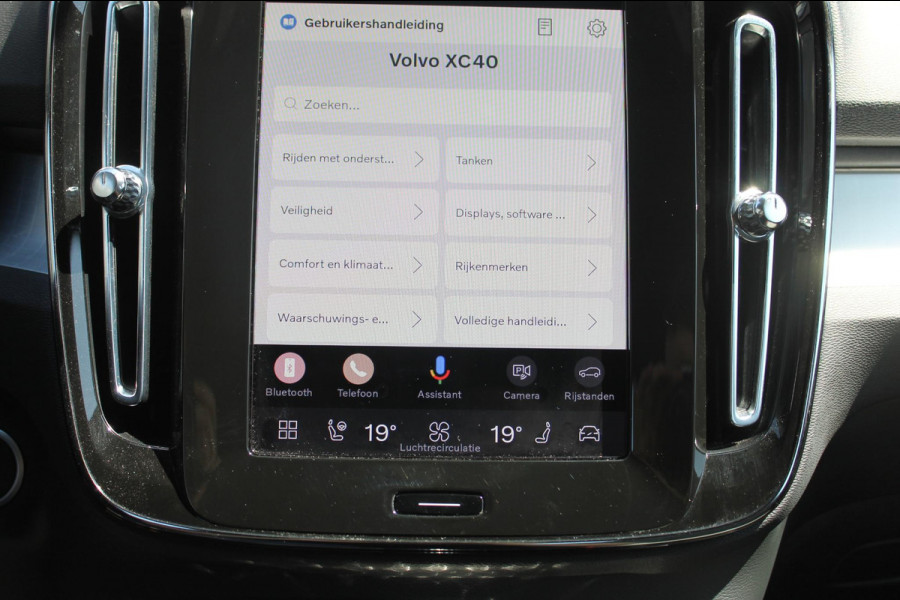 Volvo XC40 B4 211PK Automaat Plus Dark Semi elektrisch wegklapbare trekhaak / Verwarmbare voorruit / Google infotainment / Elektrisch bedienbare bestuurdersstoel met geheugen
