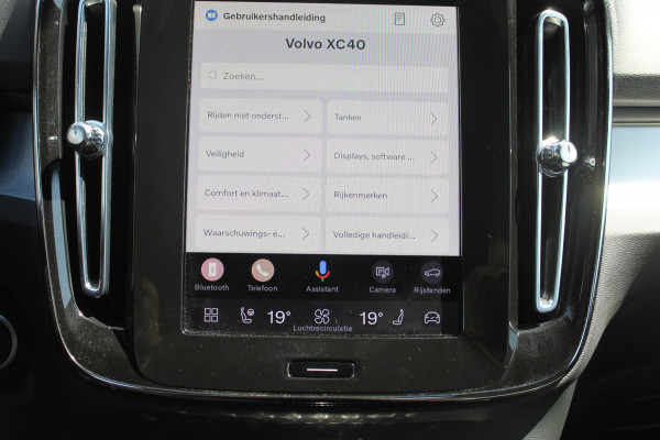 Volvo XC40 B4 211PK Automaat Plus Dark Semi elektrisch wegklapbare trekhaak / Verwarmbare voorruit / Google infotainment / Elektrisch bedienbare bestuurdersstoel met geheugen